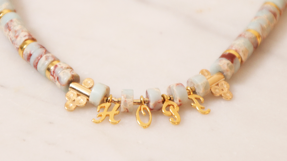 DIY ras de cou à message en perles heishi régalite teintée : Etape 3