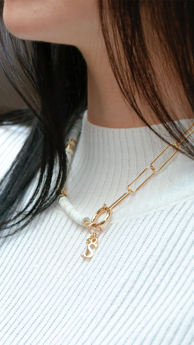 Schéma Collier grosse maille rectangle avec perles heishi et breloque alphabet