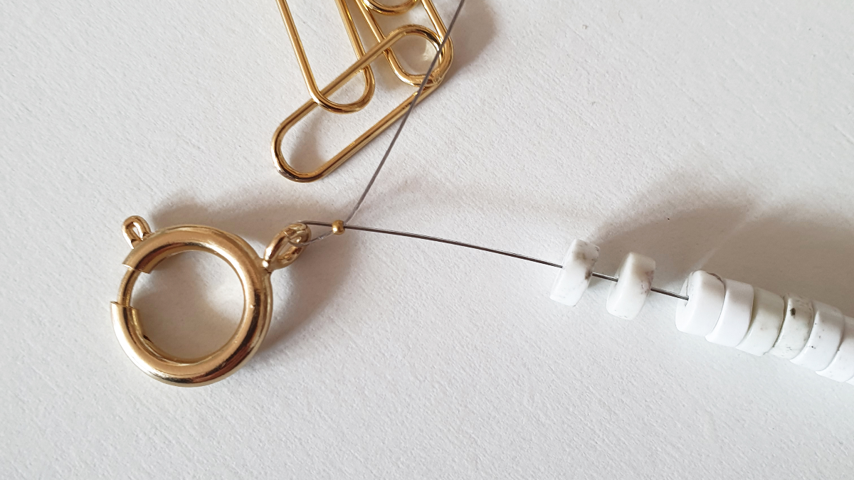 Collier grosse maille rectangle avec perles heishi et breloque alphabet : Etape 2