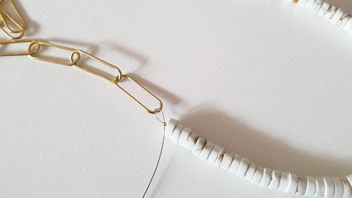 Collier grosse maille rectangle avec perles heishi et breloque alphabet : Etape 3