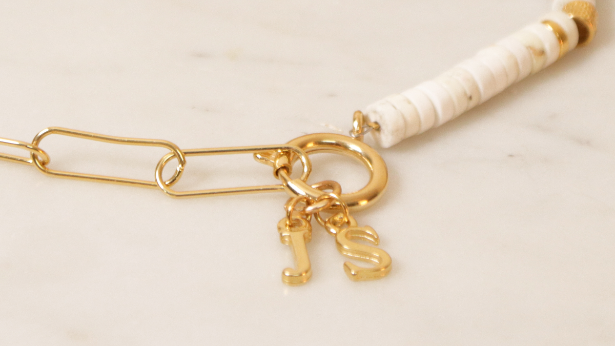 Collier grosse maille rectangle avec perles heishi et breloque alphabet : Etape 4