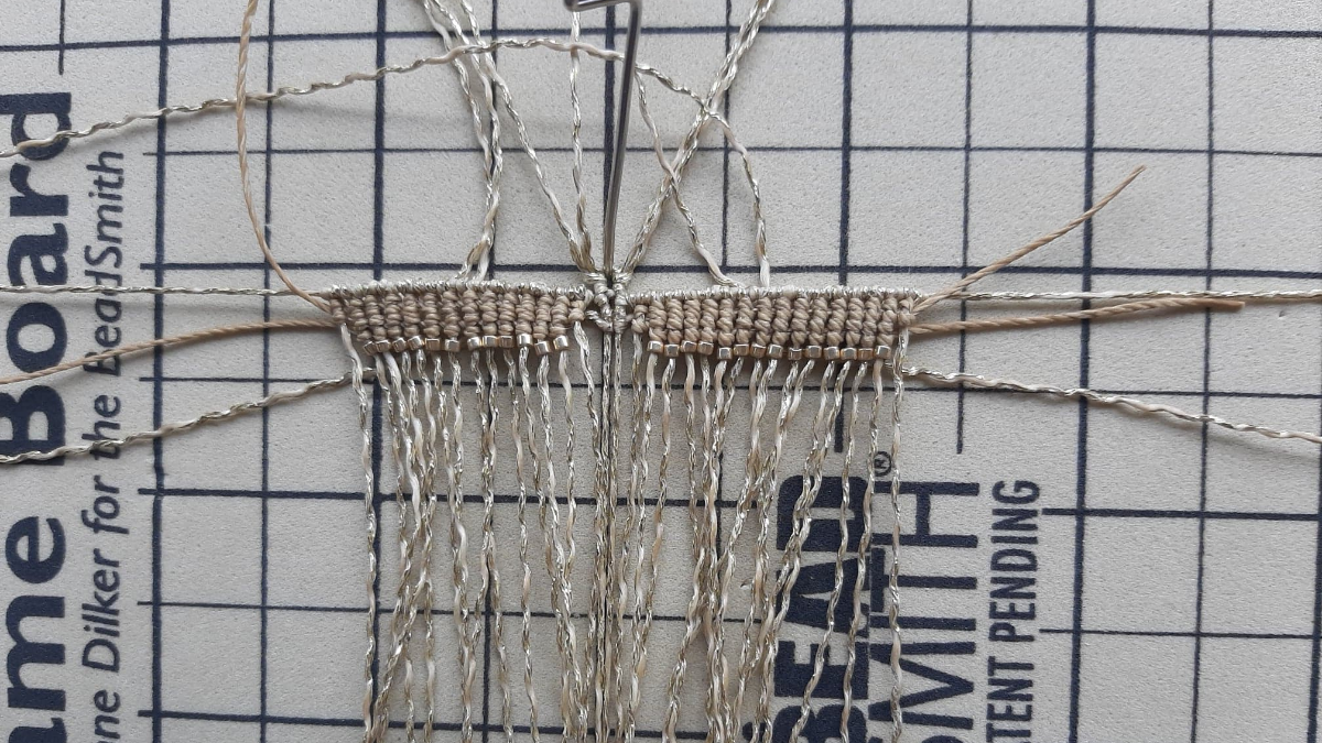 DIY Papillon en macramé avec insertion de perles Miyuki Délicas 11/0 : Etape 4