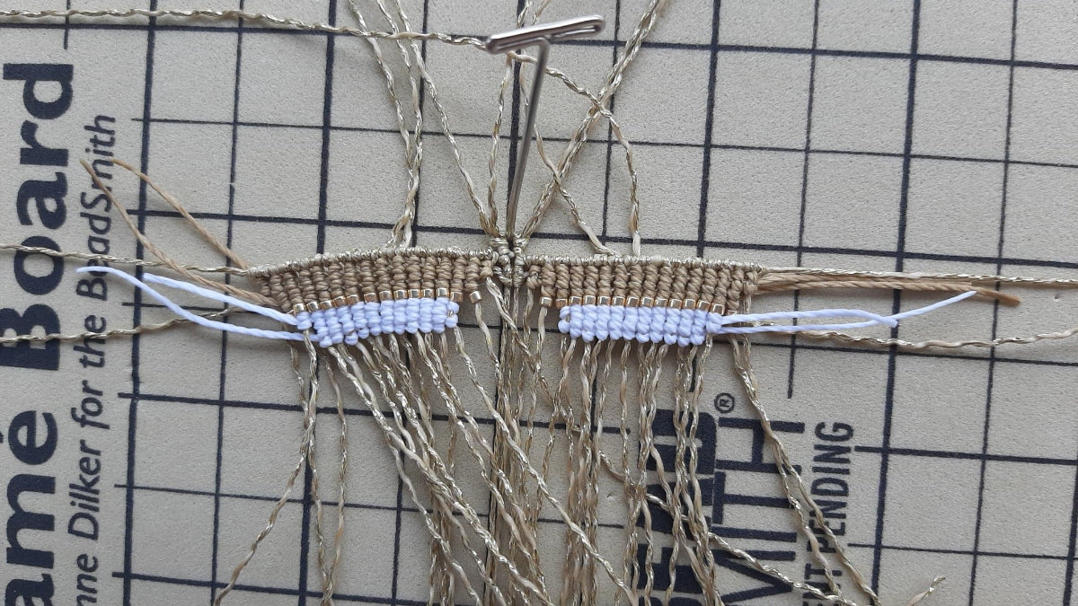 DIY Papillon en macramé avec insertion de perles Miyuki Délicas 11/0 : Etape 5