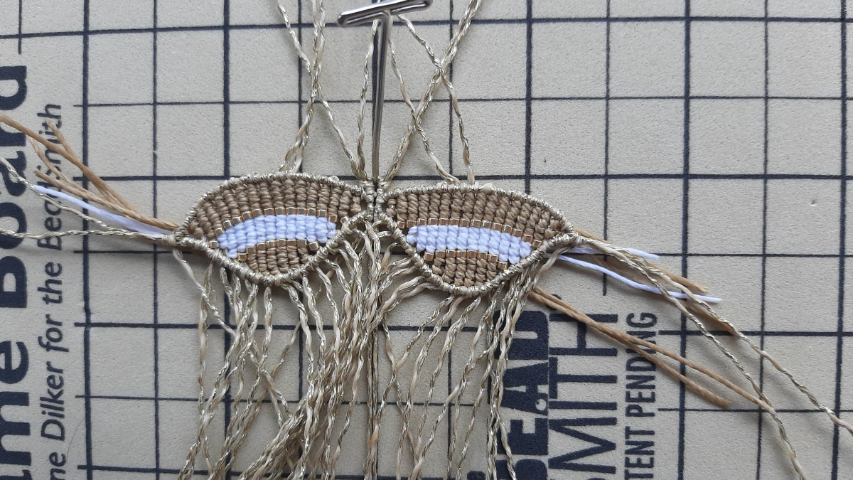 DIY Papillon en macramé avec insertion de perles Miyuki Délicas 11/0 : Etape 8