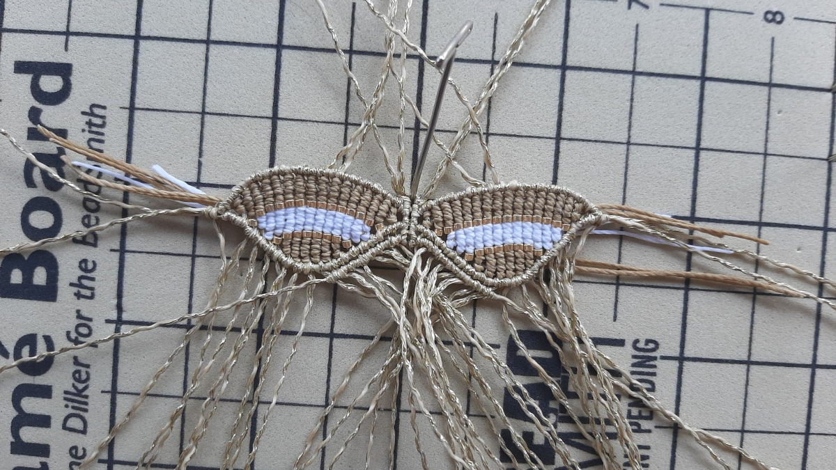 DIY Papillon en macramé avec insertion de perles Miyuki Délicas 11/0 : Etape 9