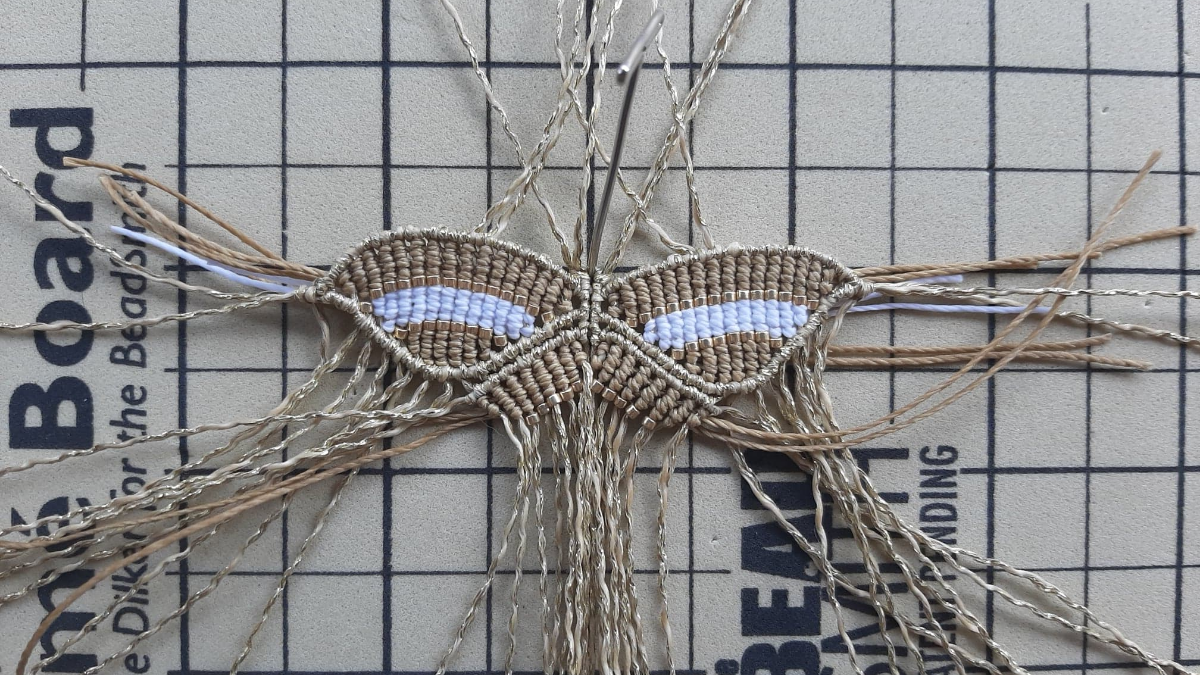 DIY Papillon en macramé avec insertion de perles Miyuki Délicas 11/0 : Etape 11