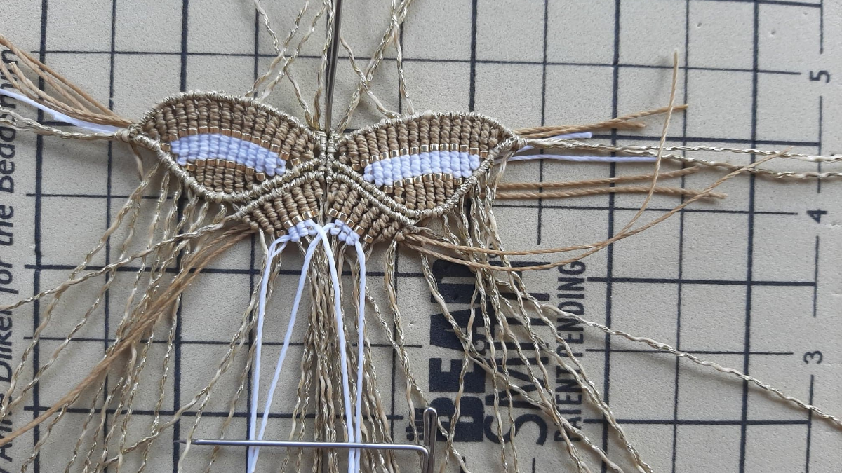DIY Papillon en macramé avec insertion de perles Miyuki Délicas 11/0 : Etape 12