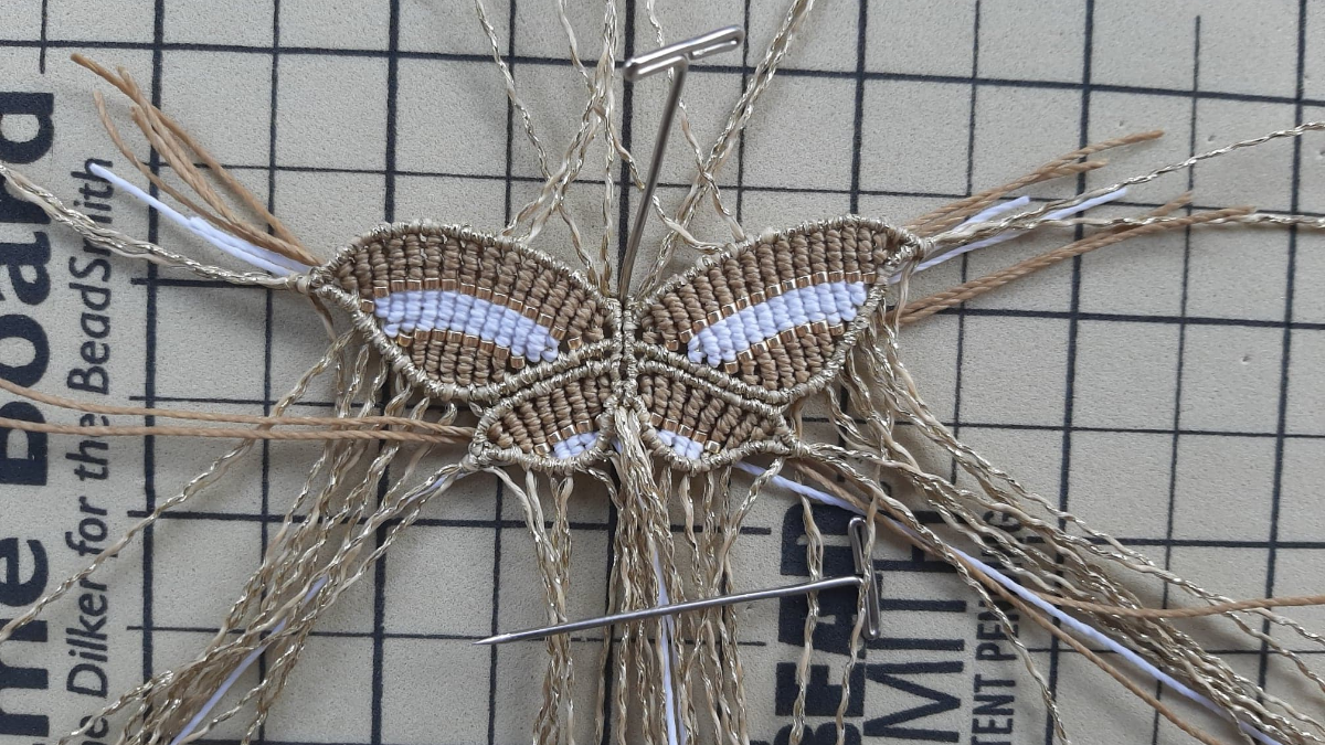 DIY Papillon en macramé avec insertion de perles Miyuki Délicas 11/0 : Etape 13
