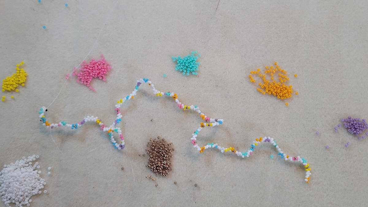 Bracelet jonc fleurs marguerites en tissage peyote pair de rocailles Miyuki : Etape 1