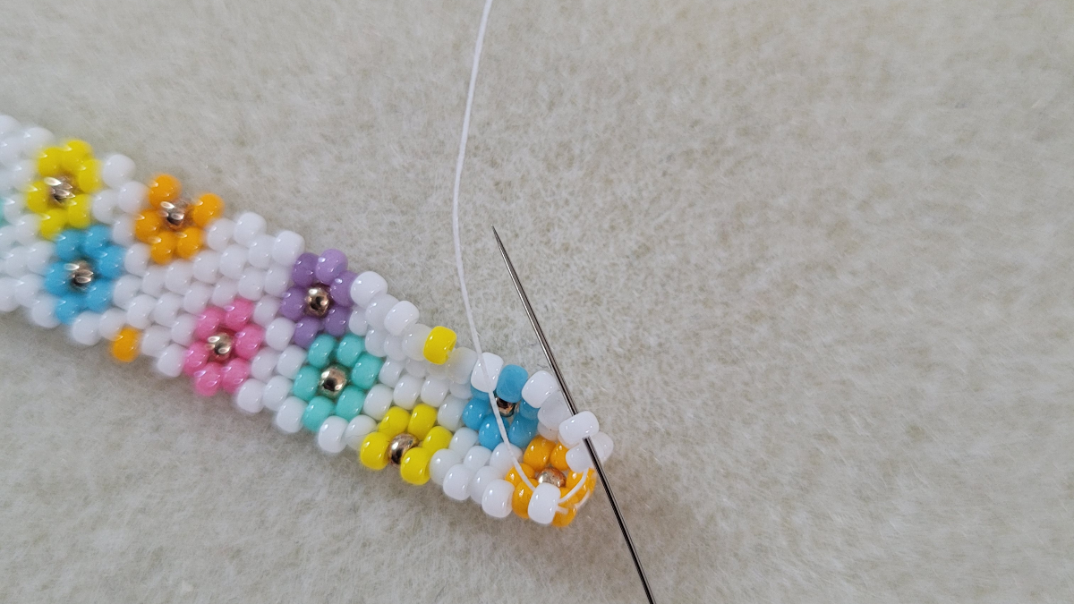 Bracelet jonc fleurs marguerites en tissage peyote pair de rocailles Miyuki : Etape 4