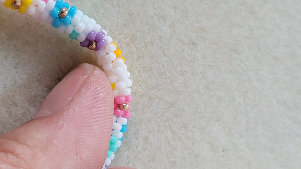 Bracelet jonc fleurs marguerites en tissage peyote pair de rocailles Miyuki : Etape 6