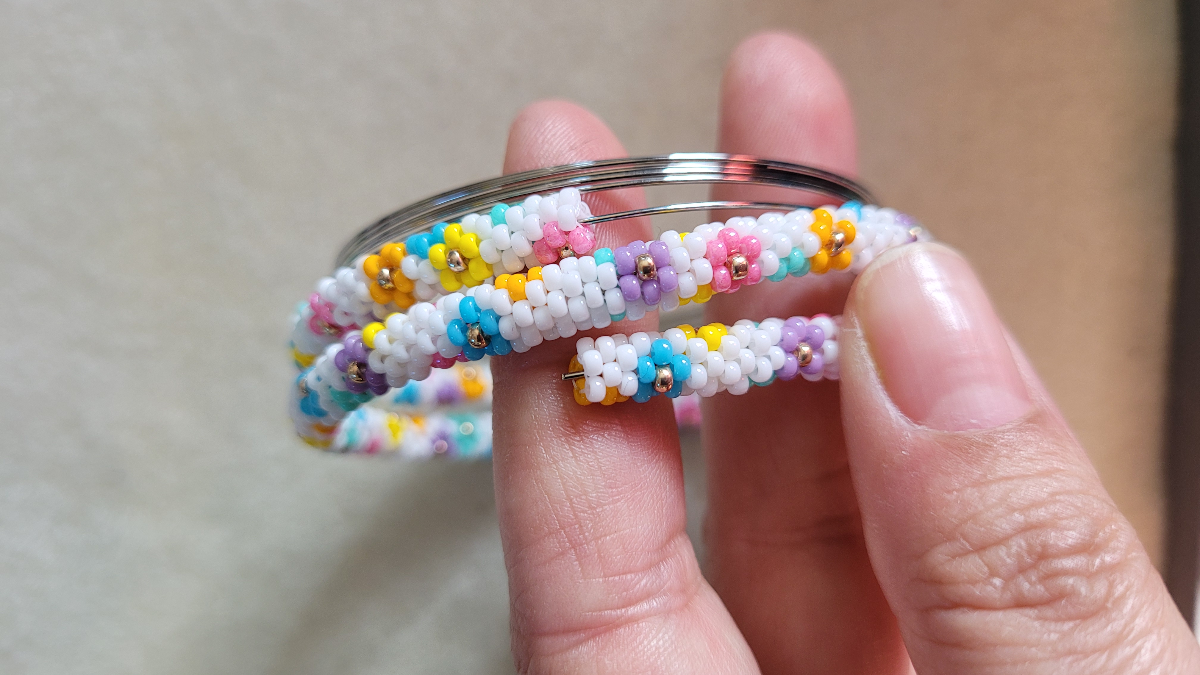 Bracelet jonc fleurs marguerites en tissage peyote pair de rocailles Miyuki : Etape 7