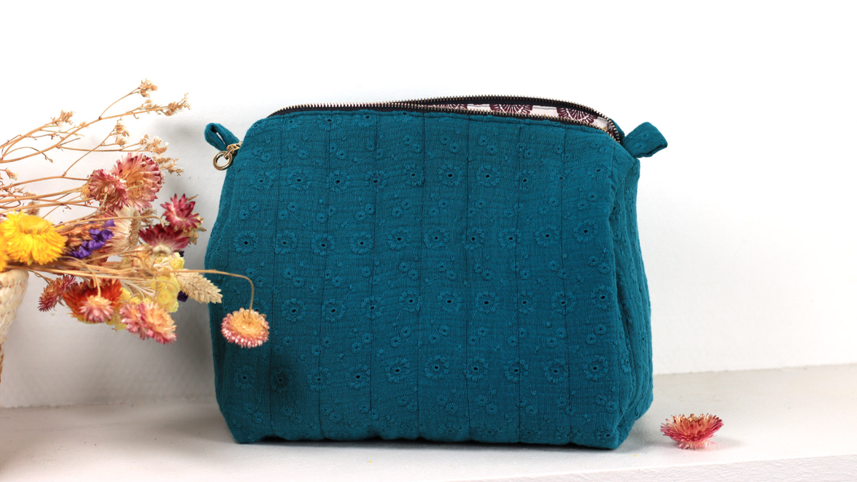 Schéma Tuto Couture - Grande Trousse de toilette matelassée en gaze de coton brodé