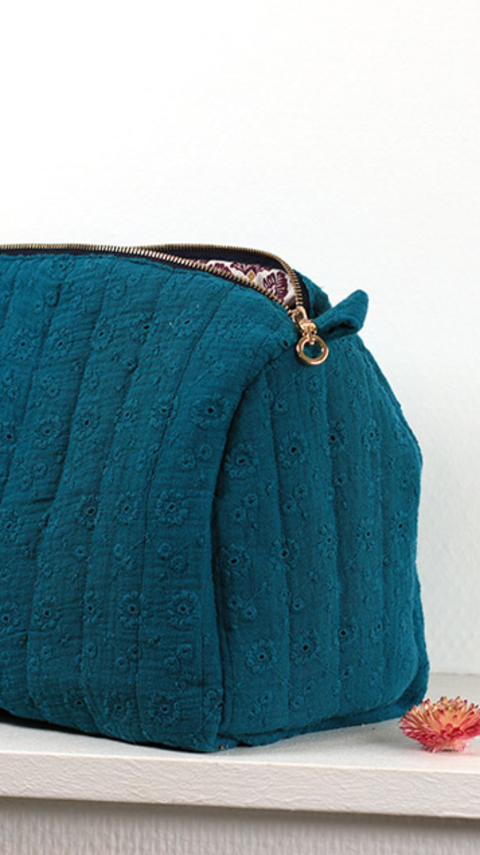 Schéma Tuto Couture - Grande Trousse de toilette matelassée en gaze de coton brodé
