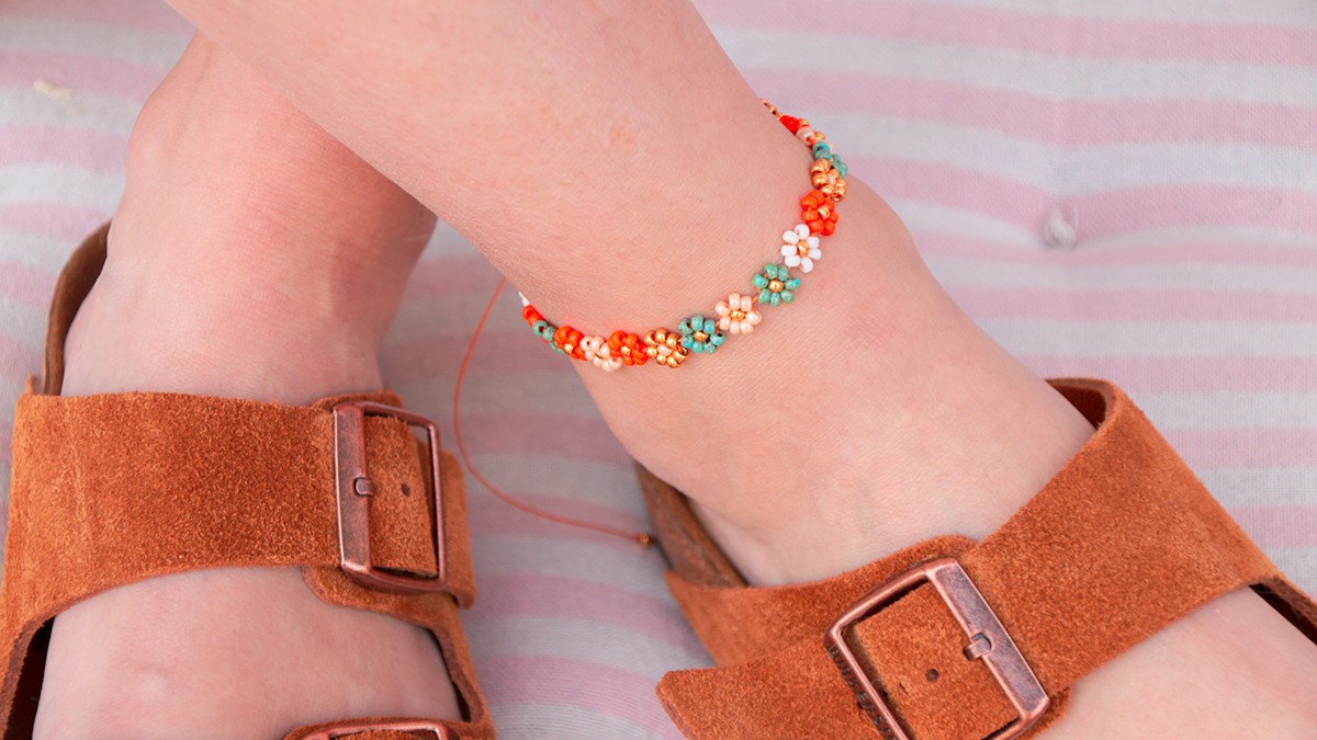 DIY Bracelet de cheville avec des fleurs en perles de rocailles