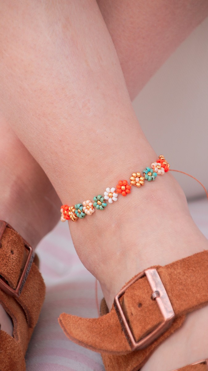 Schéma DIY Bracelet de cheville avec des fleurs en perles de rocailles Schéma DIY Bracelet de cheville avec des fleurs en perles de rocailles