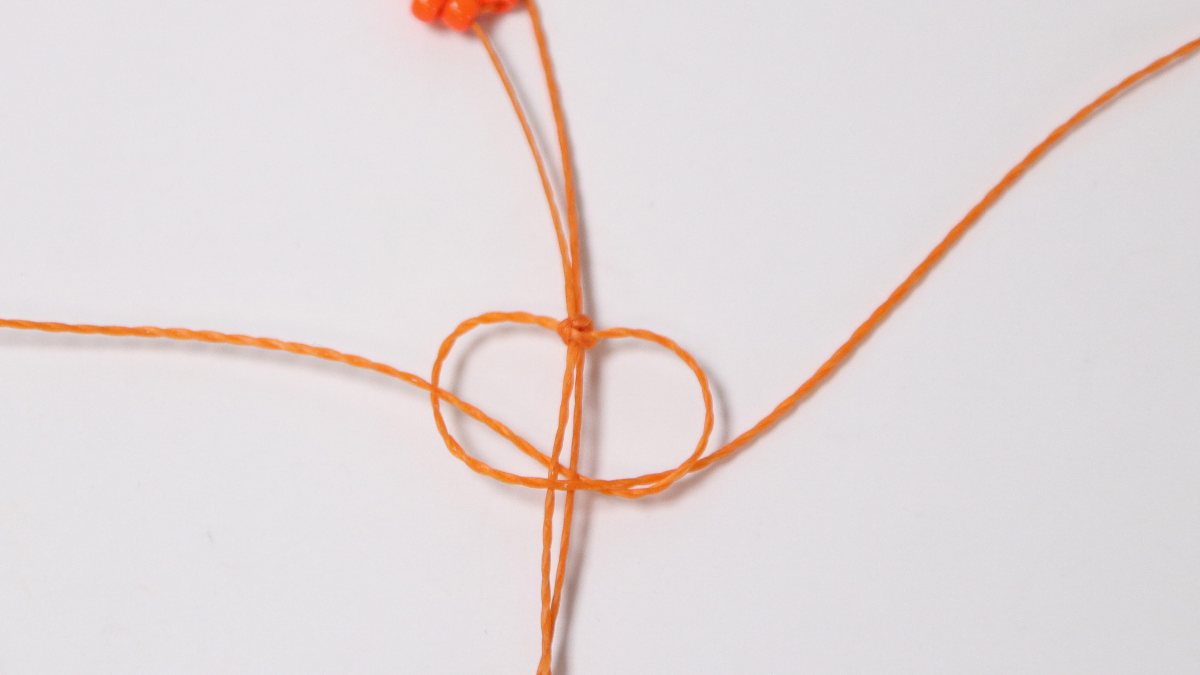 DIY Bracelet de cheville avec des fleurs en perles de rocailles : Etape 3 DIY Bracelet de cheville avec des fleurs en perles de rocailles : Etape 3