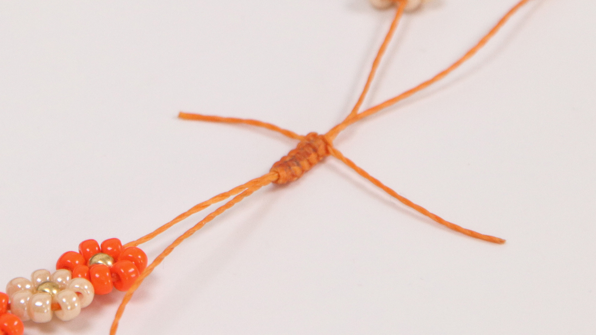 DIY Bracelet de cheville avec des fleurs en perles de rocailles : Etape 4 DIY Bracelet de cheville avec des fleurs en perles de rocailles : Etape 4