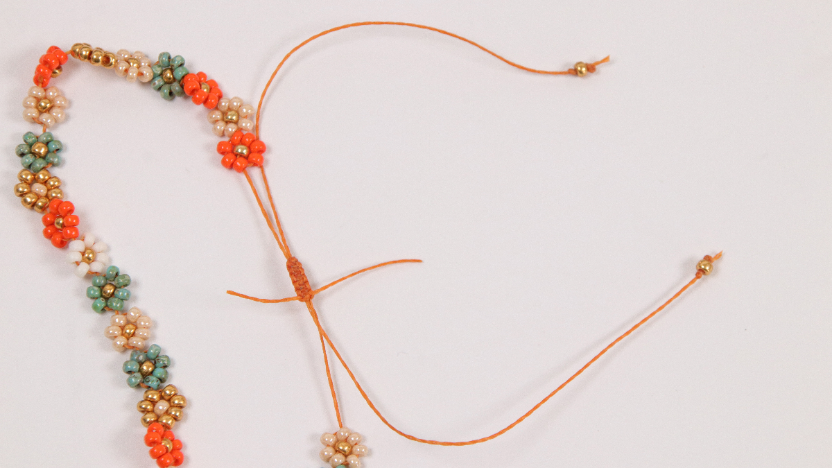 DIY Bracelet de cheville avec des fleurs en perles de rocailles : Etape 5 DIY Bracelet de cheville avec des fleurs en perles de rocailles : Etape 5