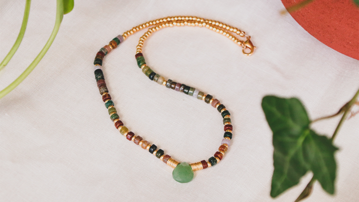 Collier tendance en pierres gemmes Agate teintée, perles Miyuki et briolette facettée Aventurine