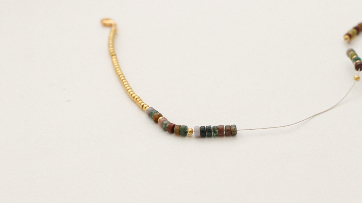 Collier tendance en pierres gemmes Agate teintée, perles Miyuki et briolette facettée Aventurine : Etape 3