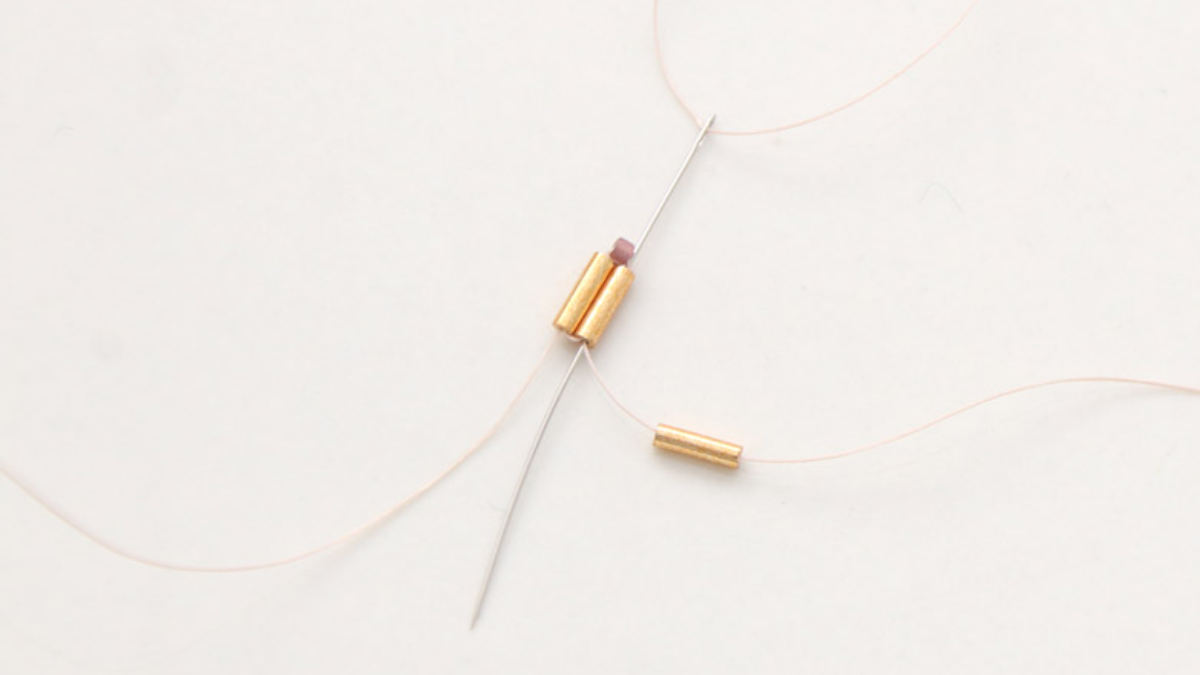 Boucles d'oreilles en perles Bugles Miyuki Brick Stitch : Etape 2