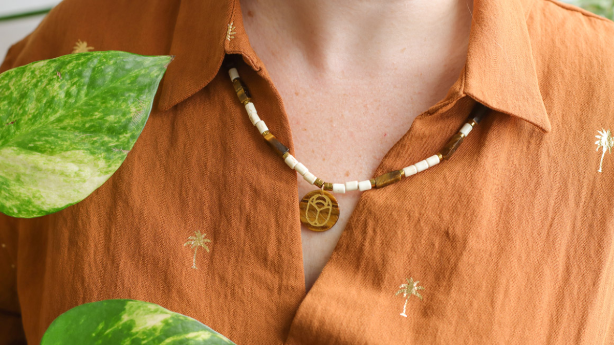 Schéma DIY Collier en perles Oeil de Tigre et breloque scarabée