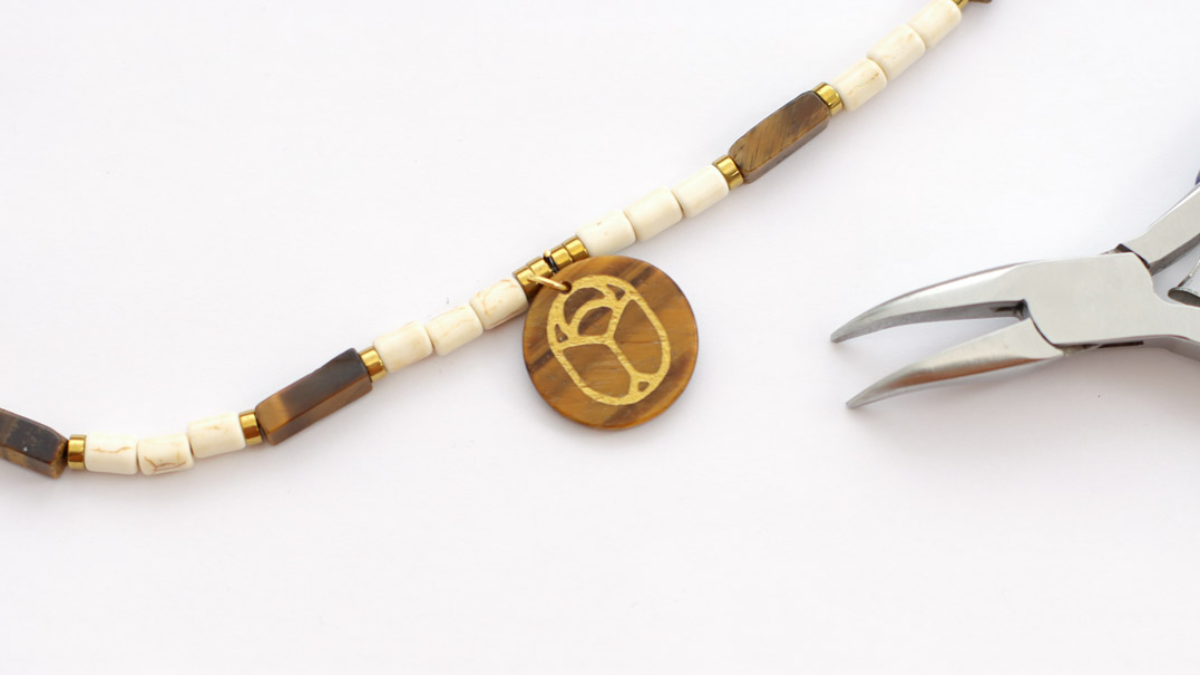 DIY Collier en perles Oeil de Tigre et breloque scarabée : Etape 3