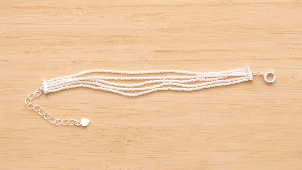 Bracelet Multirangs en rocailles breloques lunes et étoiles : Etape 5 Bracelet Multirangs en rocailles breloques lunes et étoiles : Etape 5