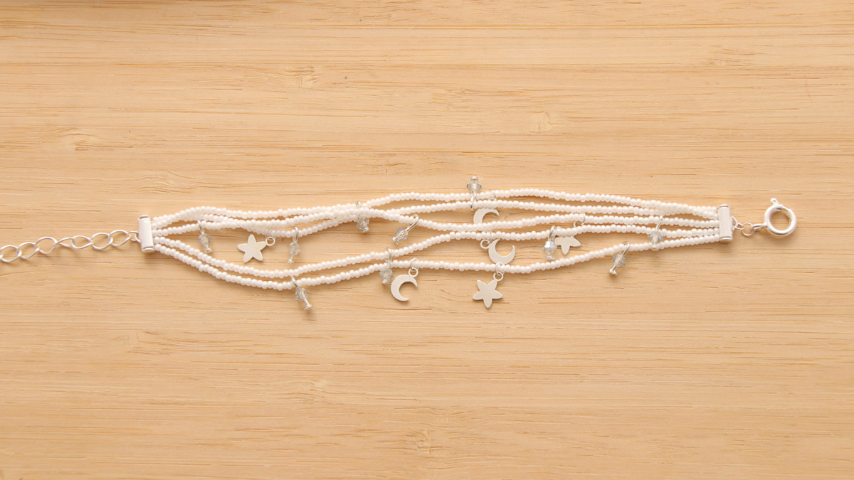 Bracelet Multirangs en rocailles breloques lunes et étoiles : Etape 8 Bracelet Multirangs en rocailles breloques lunes et étoiles : Etape 8