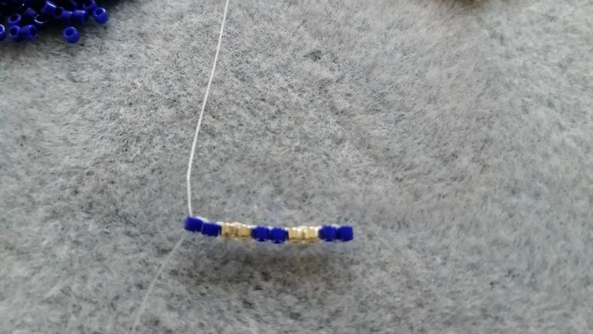 DIY Bracelet en tissage herringbone et brickstitch de perles bugles et Delica Miyuki 11/0 : Etape 1