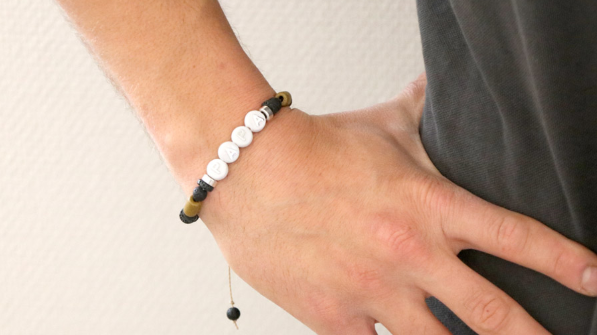 Schéma Bracelet perles alphabet PAPA pour la fête des pères noeud ajustable