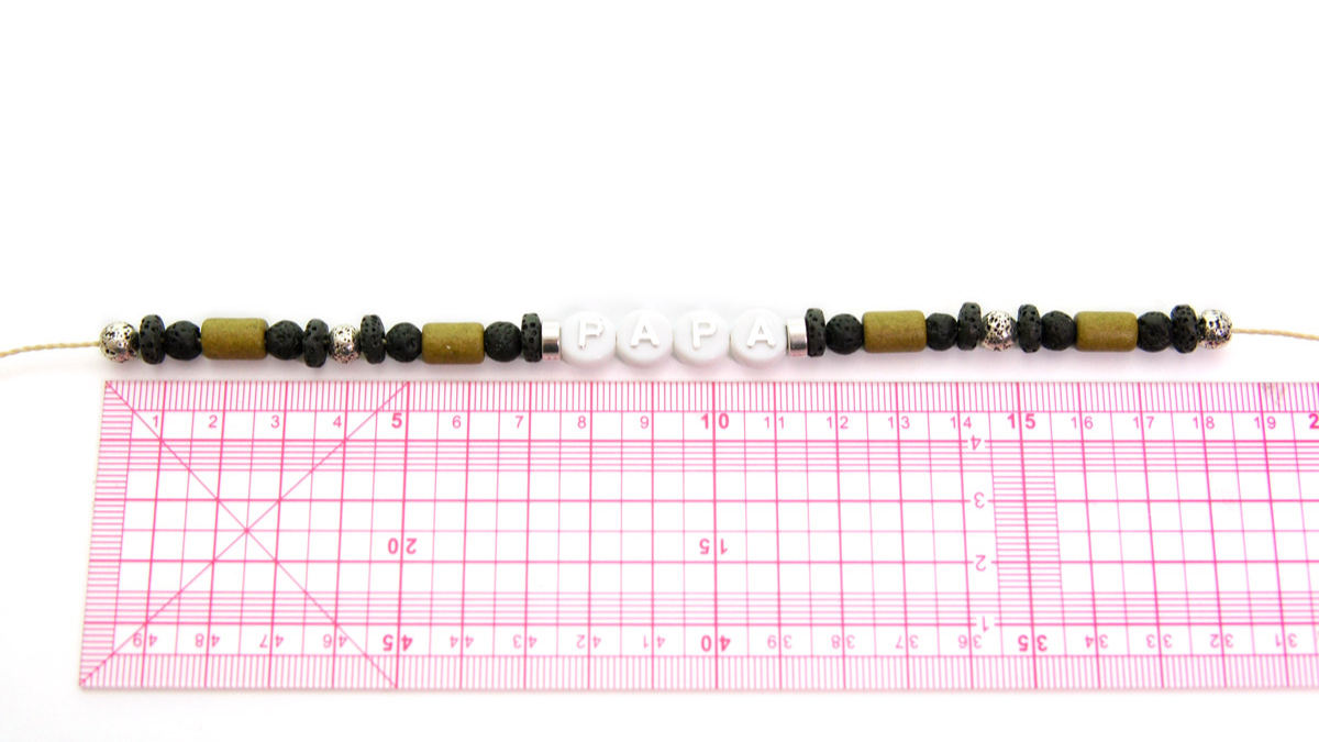 Bracelet perles alphabet PAPA pour la fête des pères noeud ajustable : Etape 1