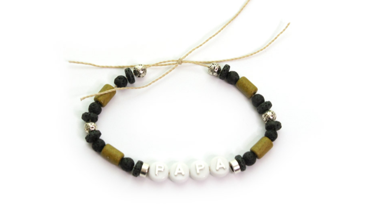 Bracelet perles alphabet PAPA pour la fête des pères noeud ajustable : Etape 2