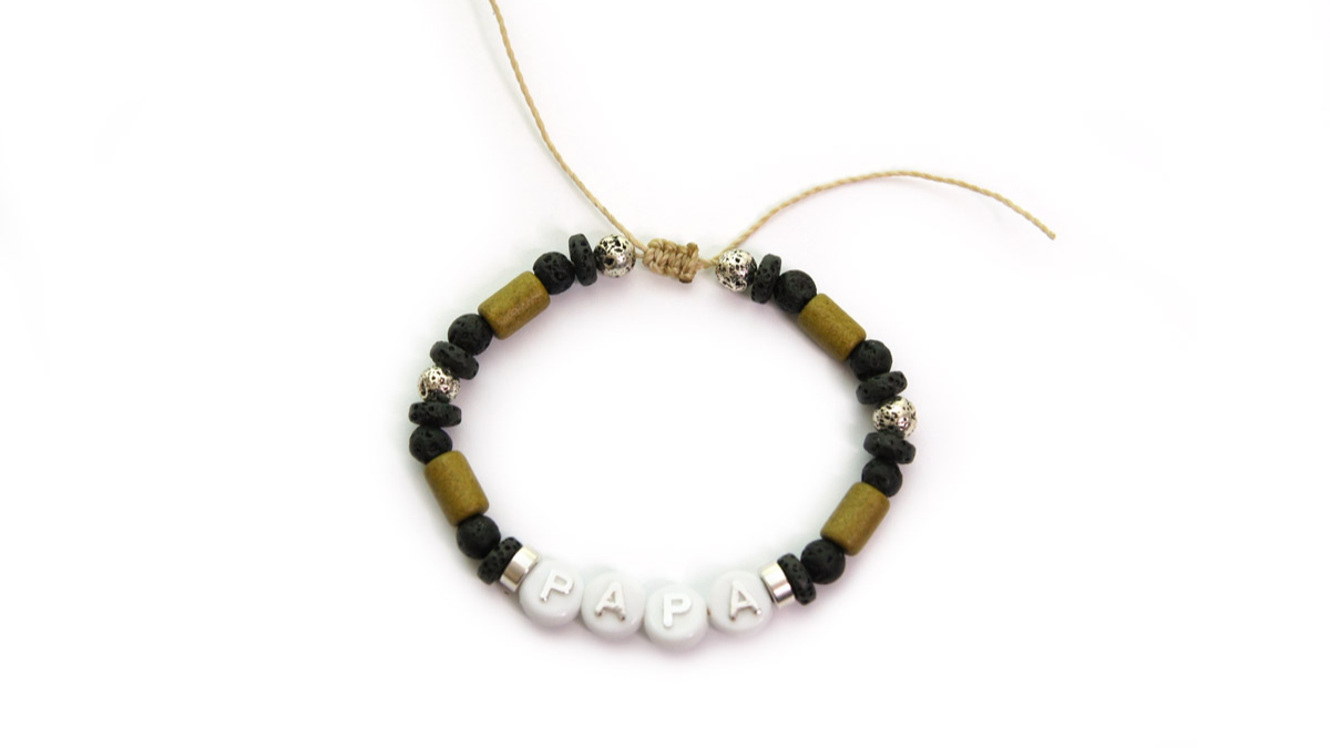 Bracelet perles alphabet PAPA pour la fête des pères noeud ajustable : Etape 5
