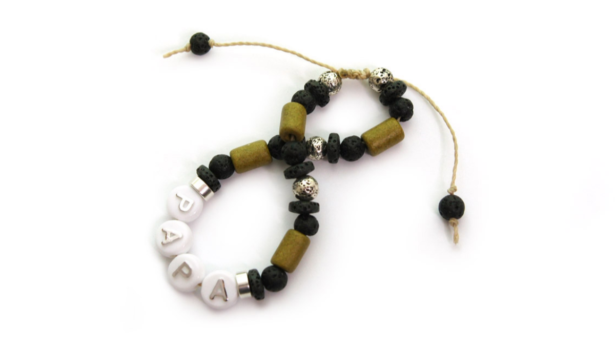 Bracelet perles alphabet PAPA pour la fête des pères noeud ajustable : Etape 6