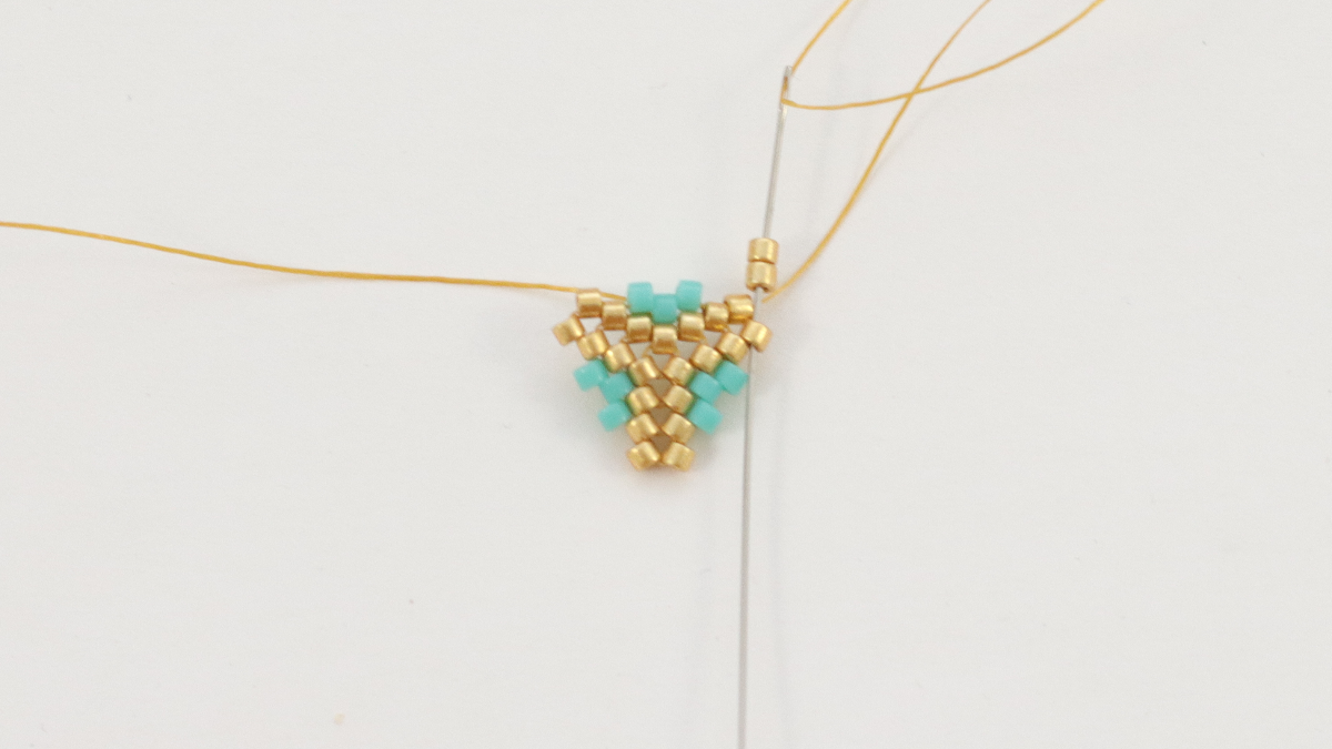 Boucles d'oreilles Miyuki tissage Triangle 3D version turquoise : Etape 7