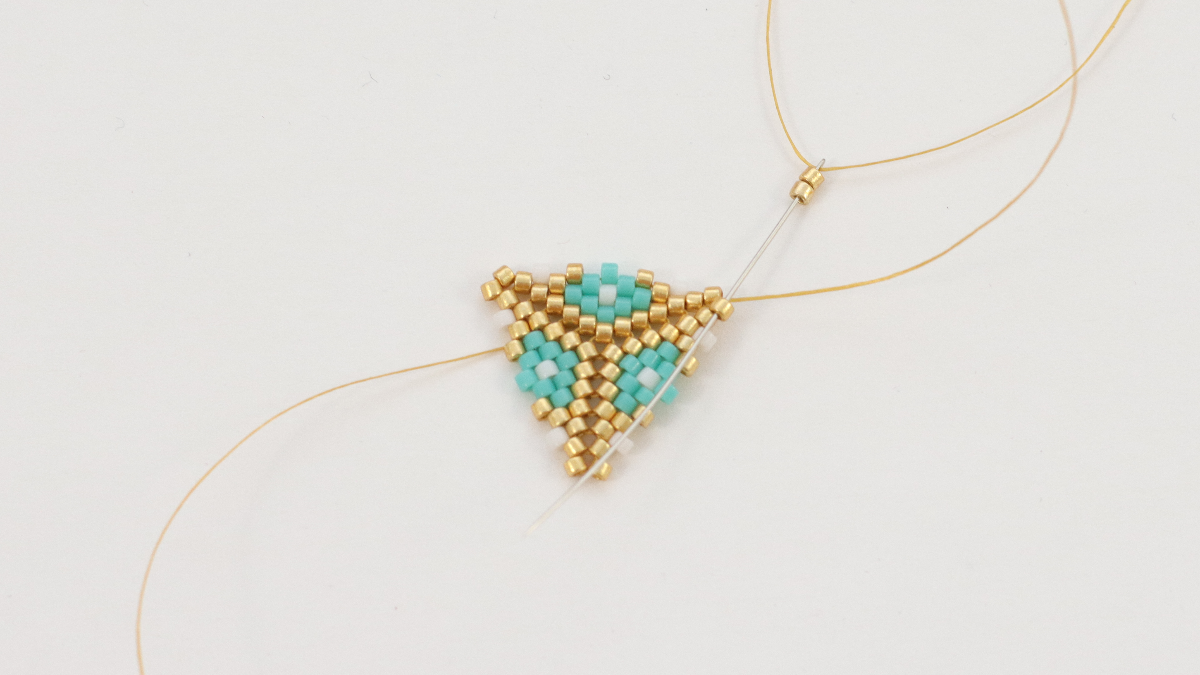 Boucles d'oreilles Miyuki tissage Triangle 3D version turquoise : Etape 9