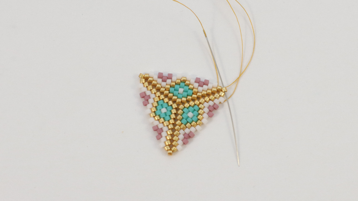 Boucles d'oreilles Miyuki tissage Triangle 3D version turquoise : Etape 11