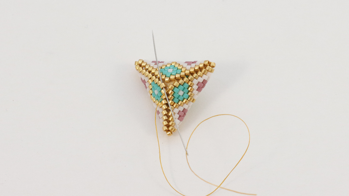 Boucles d'oreilles Miyuki tissage Triangle 3D version turquoise : Etape 17