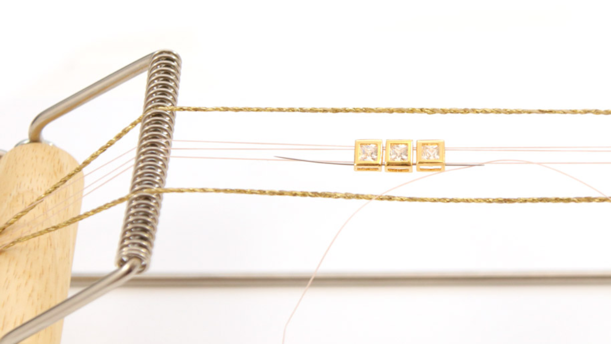 Grille de tissage Bracelet Miyuki Delicas 10 sur métier à tisser avec incrustation de strass : Etape 1