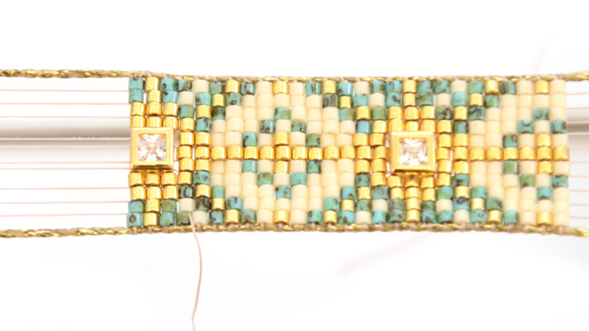 Grille de tissage Bracelet Miyuki Delicas 10 sur métier à tisser avec incrustation de strass : Etape 7