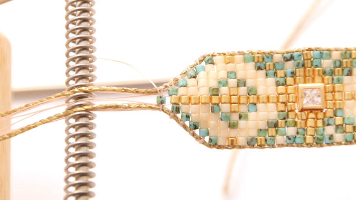 Grille de tissage Bracelet Miyuki Delicas 10 sur métier à tisser avec incrustation de strass : Etape 10