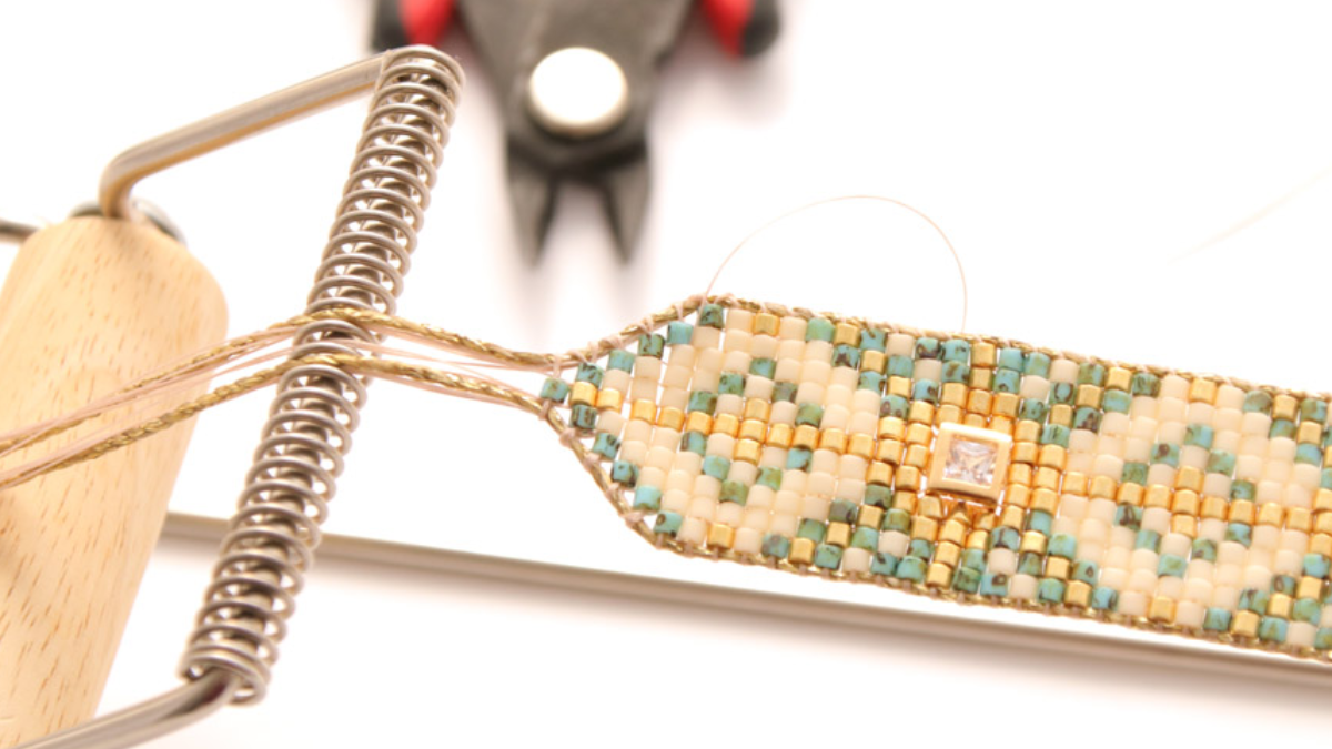 Grille de tissage Bracelet Miyuki Delicas 10 sur métier à tisser avec incrustation de strass : Etape 12