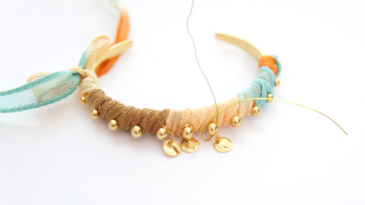 DIY Bracelet Jonc doré style Boho avec ruban de soie tie and dye : Etape 4