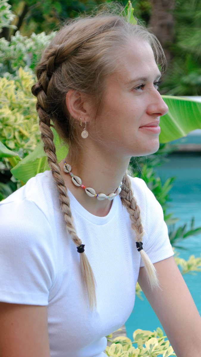 Collier ras de cou Cauris avec perles de rocailles multicolores