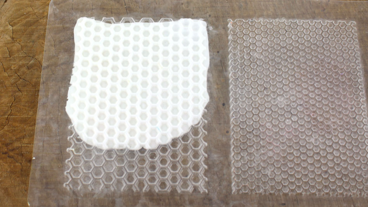 Boucles d'oreilles nid d'abeilles avec de la Fimo liquide : Etape 1