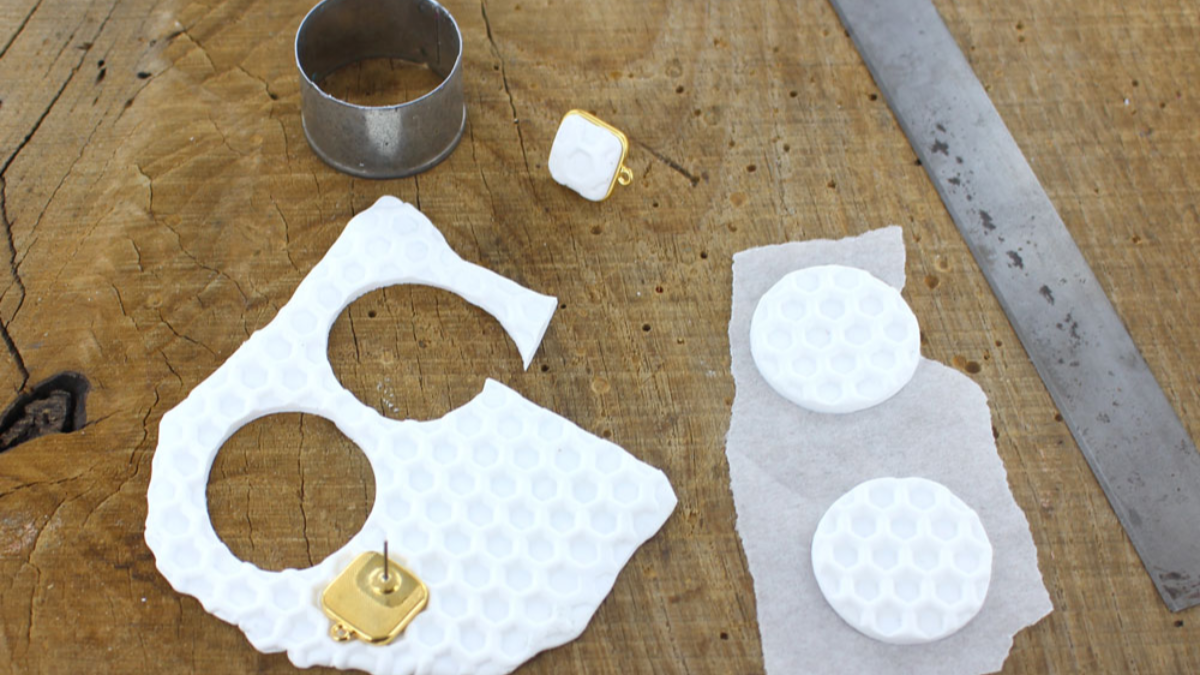 Boucles d'oreilles nid d'abeilles avec de la Fimo liquide : Etape 2