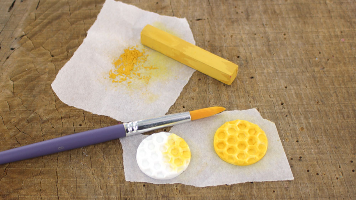 Boucles d'oreilles nid d'abeilles avec de la Fimo liquide : Etape 3