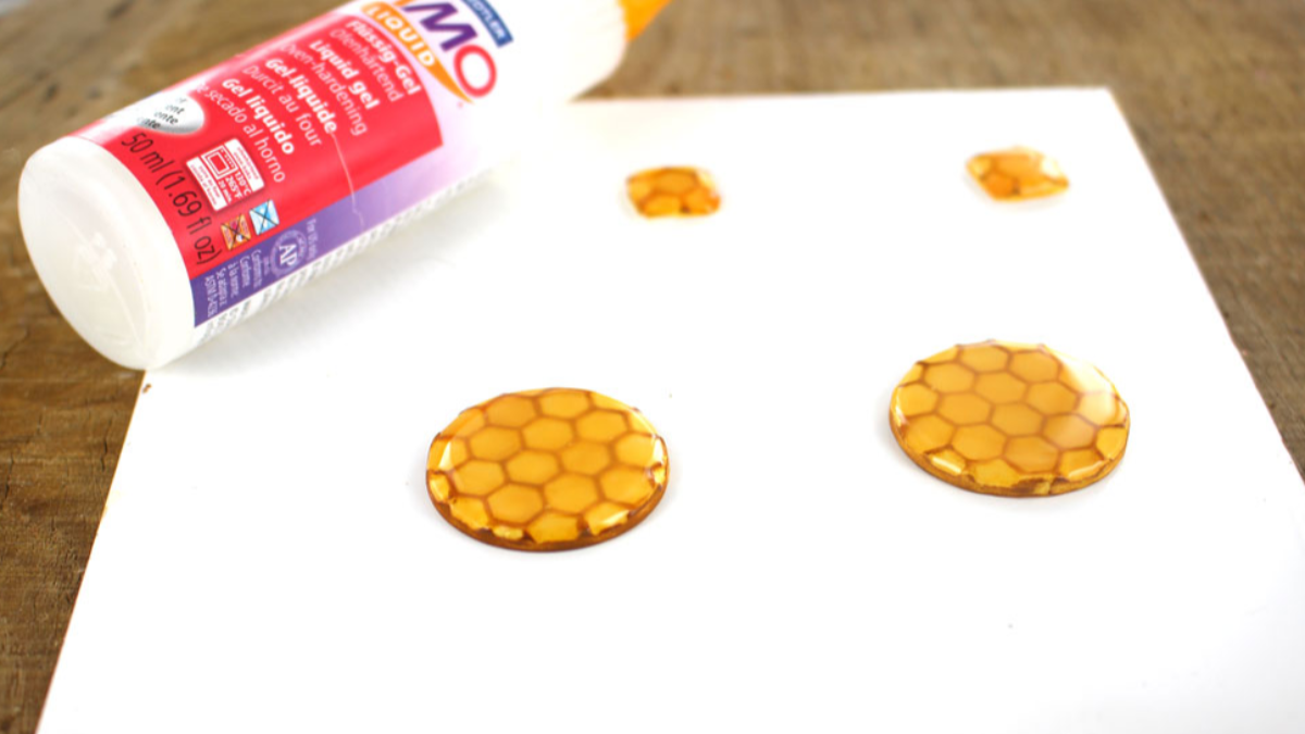 Boucles d'oreilles nid d'abeilles avec de la Fimo liquide : Etape 5